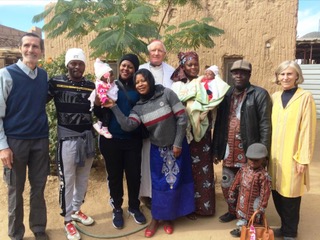 Schwester Martine zusammen mit Gemeindemitgliedern. Kirche in Not