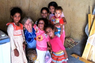Schwester Martine mit Kindern. Kirche in Not